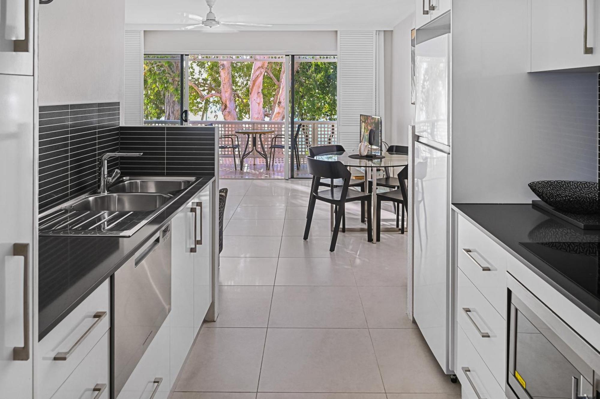 Aparthotel Marlin Waters Beachfront 4*